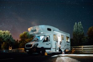 Fabriquer un abri camping-car pas cher : astuces et guide pratique