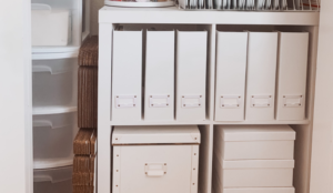 Optimiser le rangement des placards bureau et bricolage blanc