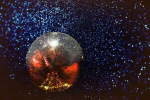 Boule à Facettes : Ambiance Disco Rétro et Déco Scintillante