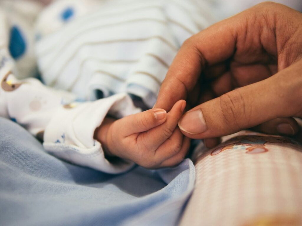 Choisir une babysitter anglophone à Paris : guide complet